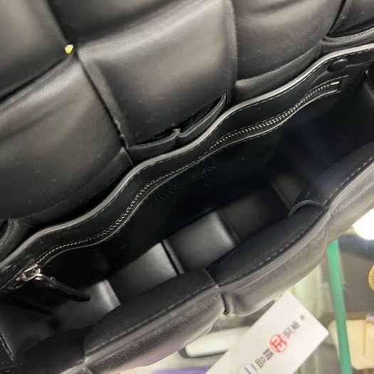 東區正精品㊣BV Bottega Veneta 591970 黑色大格編織三角銀釦釦式翻蓋卡帶包枕頭包斜背包 RA1713-3