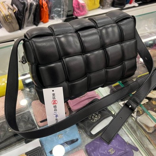 東區正精品㊣BV Bottega Veneta 591970 黑色大格編織三角銀釦釦式翻蓋卡帶包枕頭包斜背包 RA1713-4