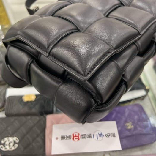 東區正精品㊣BV Bottega Veneta 591970 黑色大格編織三角銀釦釦式翻蓋卡帶包枕頭包斜背包 RA1713-5