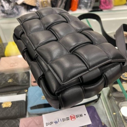 東區正精品㊣BV Bottega Veneta 591970 黑色大格編織三角銀釦釦式翻蓋卡帶包枕頭包斜背包 RA1713-6