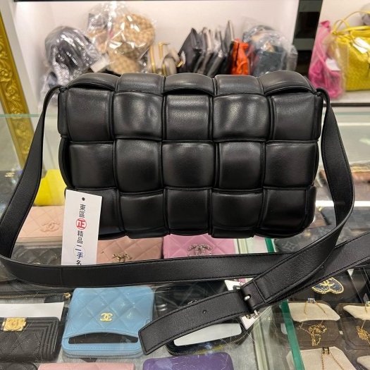 東區正精品㊣BV Bottega Veneta 591970 黑色大格編織三角銀釦釦式翻蓋卡帶包枕頭包斜背包 RA1713-7