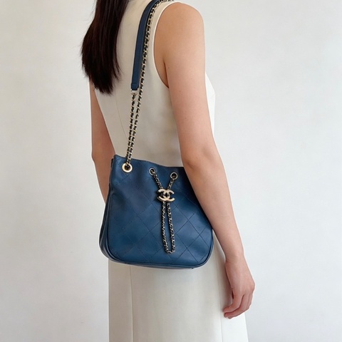 Chanel 19B 藍色鴛鴦扣 埃及 嬉皮包水桶包金銀扣皮穿鏈抽繩 外縫線牛皮23*23*9  99新配件塵袋盒子