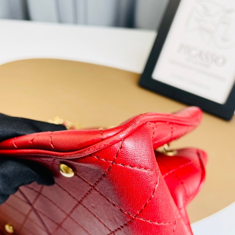 Chanel香奈兒 紅金徽章 小水桶 抽繩款 嬉皮風 時尚指數飆升 28開-12