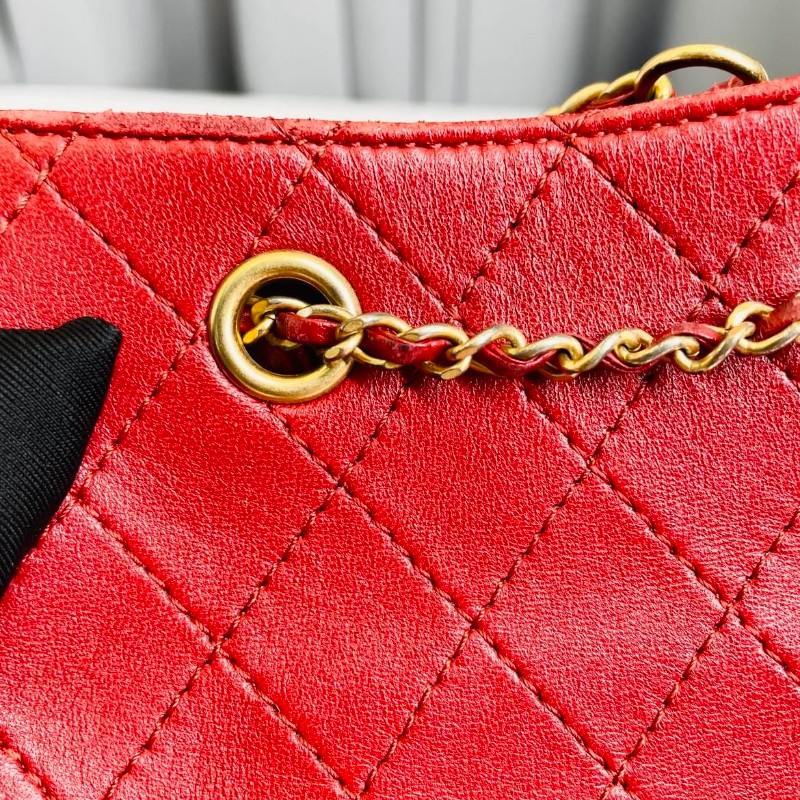 Chanel香奈兒 紅金徽章 小水桶 抽繩款 嬉皮風 時尚指數飆升 28開-14