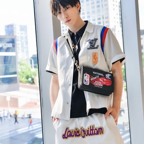 LV黑色顆粒牛皮 NBA聯名款翻蓋 郵差包 芯片款23.5*14*5 99新配件盒子購證