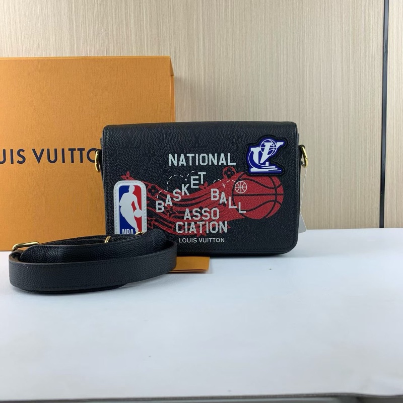 LV黑色顆粒牛皮 NBA聯名款翻蓋 郵差包 芯片款23.5*14*5 99新配件盒子購證-1