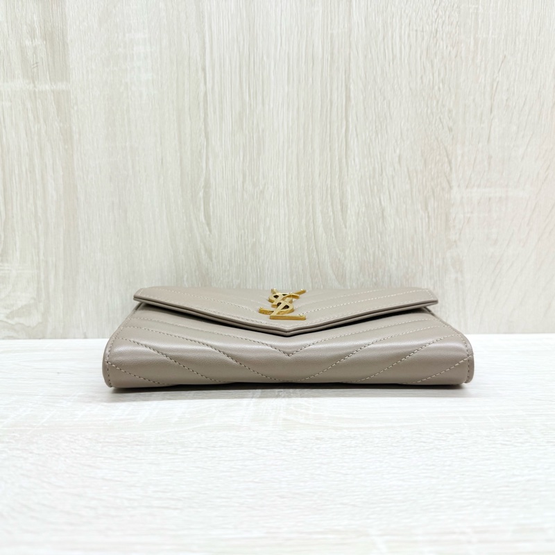 YSL奶茶色羊皮金釦CASSANDRE MATELASSE信封式下蓋長夾-4