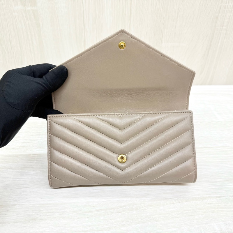 YSL奶茶色羊皮金釦CASSANDRE MATELASSE信封式下蓋長夾-5
