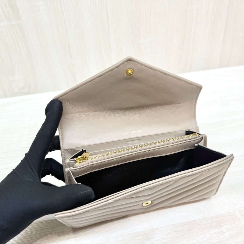 YSL奶茶色羊皮金釦CASSANDRE MATELASSE信封式下蓋長夾-6