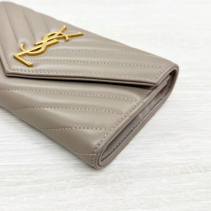 YSL奶茶色羊皮金釦CASSANDRE MATELASSE信封式下蓋長夾-10