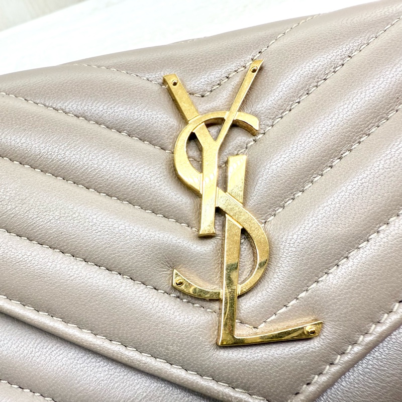 YSL奶茶色羊皮金釦CASSANDRE MATELASSE信封式下蓋長夾-14