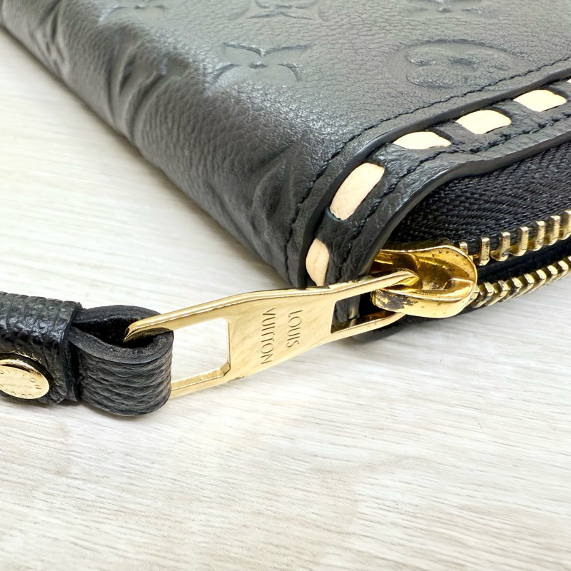 LV黑色牛皮壓紋滾白邊Zippyㄇ拉長夾M64805-10