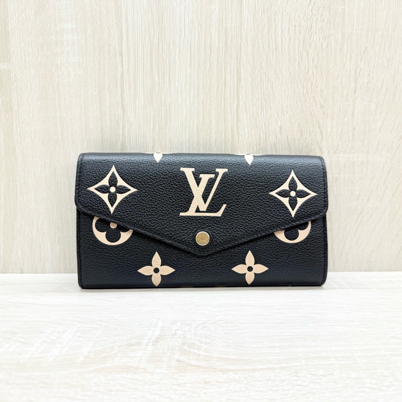 LV黑米牛皮大壓紋Sarah金釦下蓋信封長夾M80496-0