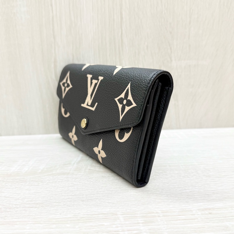 LV黑米牛皮大壓紋Sarah金釦下蓋信封長夾M80496-2