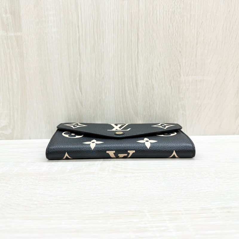 LV黑米牛皮大壓紋Sarah金釦下蓋信封長夾M80496-4