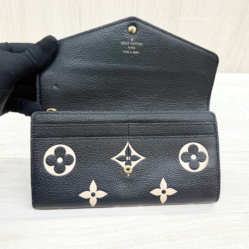 LV黑米牛皮大壓紋Sarah金釦下蓋信封長夾M80496-7