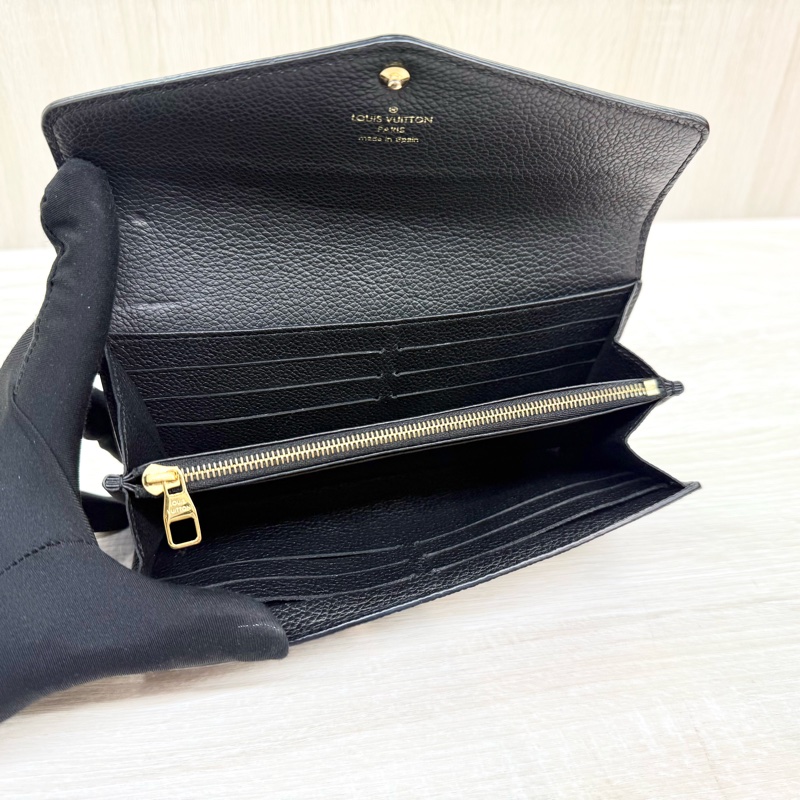 LV黑米牛皮大壓紋Sarah金釦下蓋信封長夾M80496-9