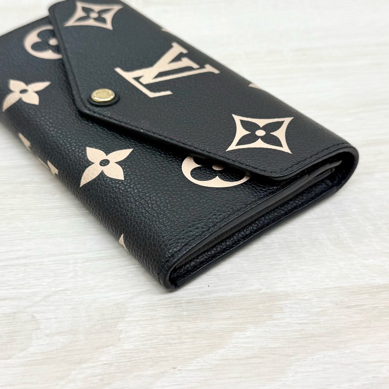 LV黑米牛皮大壓紋Sarah金釦下蓋信封長夾M80496-15