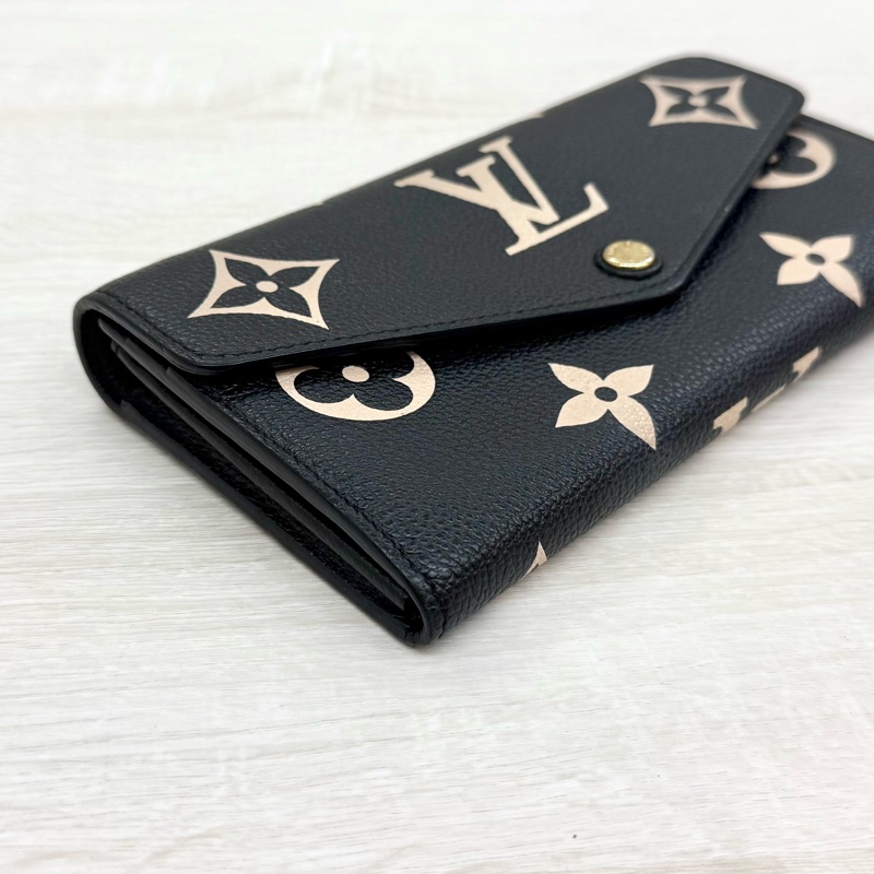 LV黑米牛皮大壓紋Sarah金釦下蓋信封長夾M80496-16