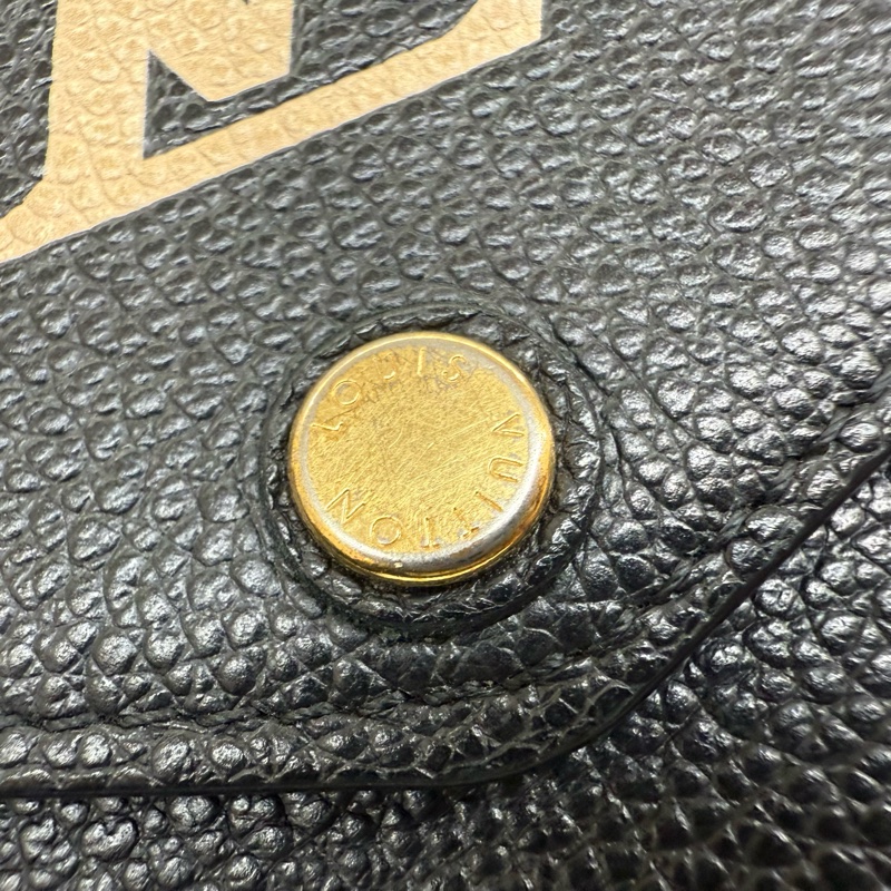 LV黑米牛皮大壓紋Sarah金釦下蓋信封長夾M80496-17