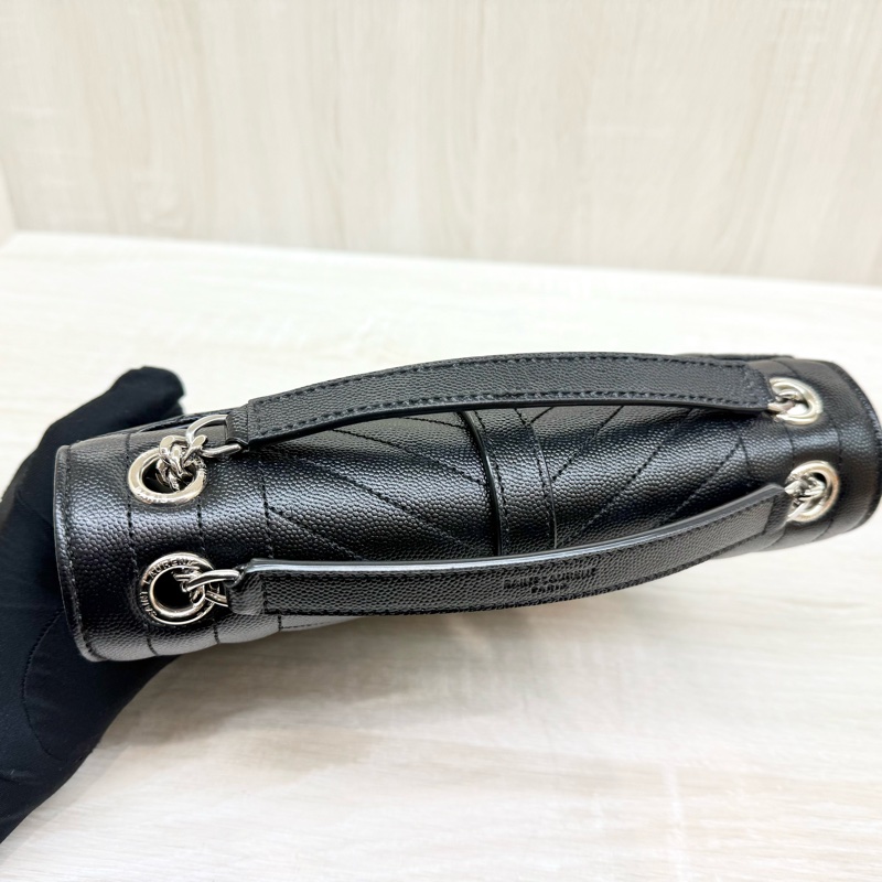 YSL黑色牛皮銀鍊粒面絎縫皮革中型信封斜背包1600185-5