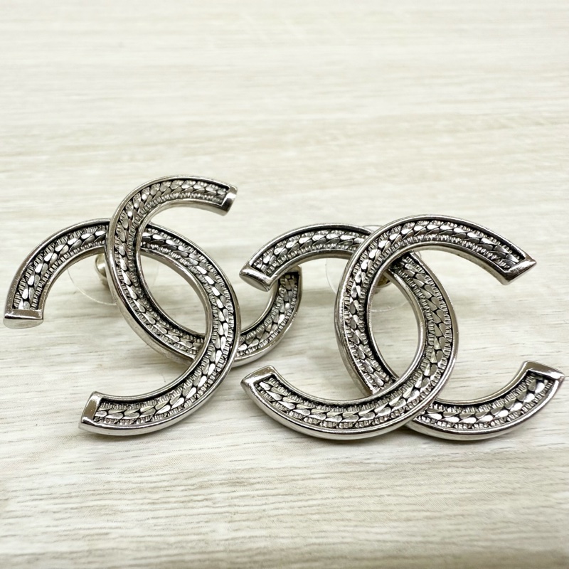 CHANEL銀色大雙C造型耳環-1