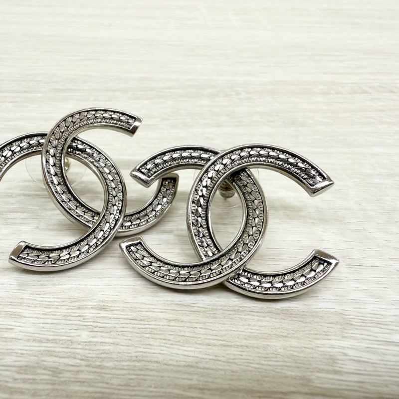 CHANEL銀色大雙C造型耳環-2
