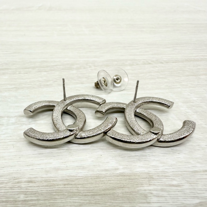CHANEL銀色大雙C造型耳環-3