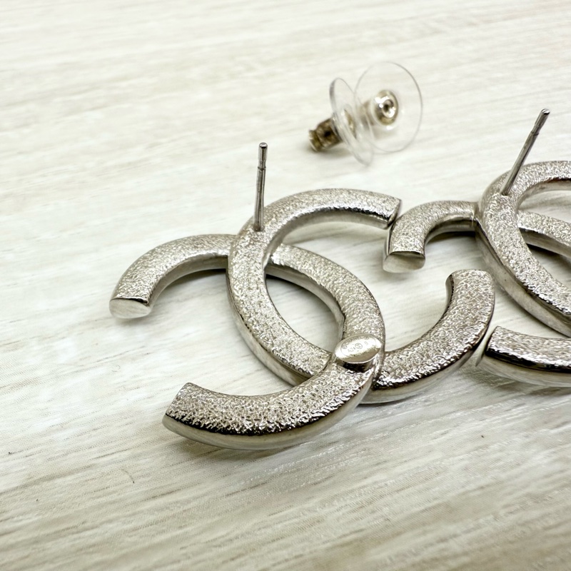 CHANEL銀色大雙C造型耳環-4