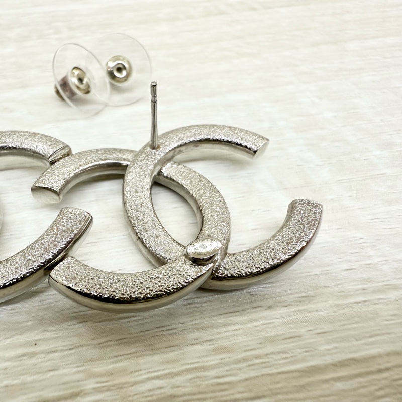 CHANEL銀色大雙C造型耳環-5