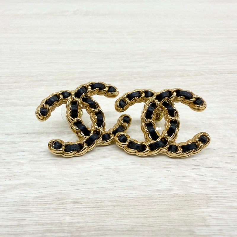 CHANEL黑金19皮穿鍊雙C造型耳環-2
