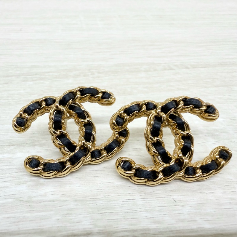 CHANEL黑金19皮穿鍊雙C造型耳環-3