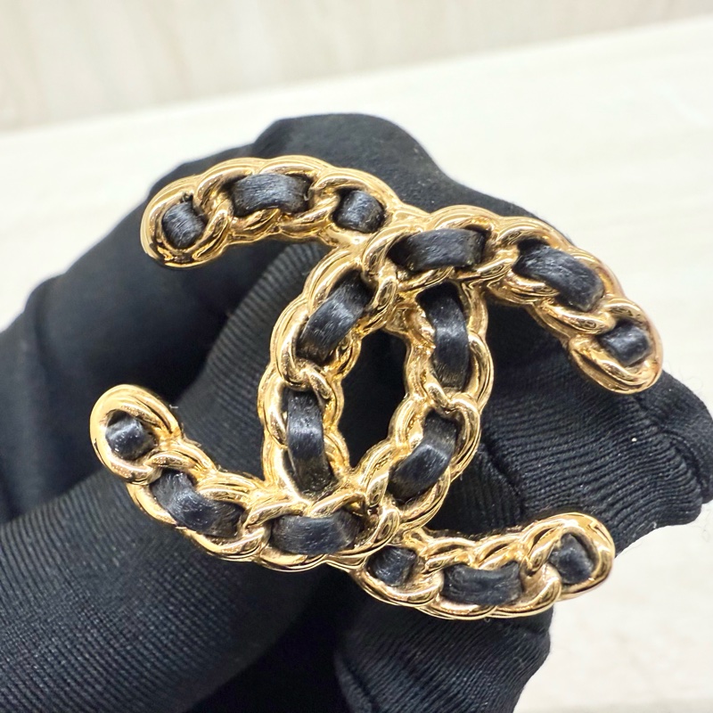 CHANEL黑金19皮穿鍊雙C造型耳環-6