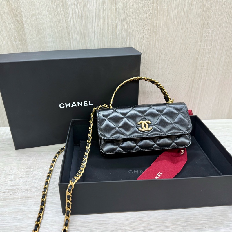 CHANEL 黑金菱格紋小牛皮鏈帶mini手機包AP3242B-0