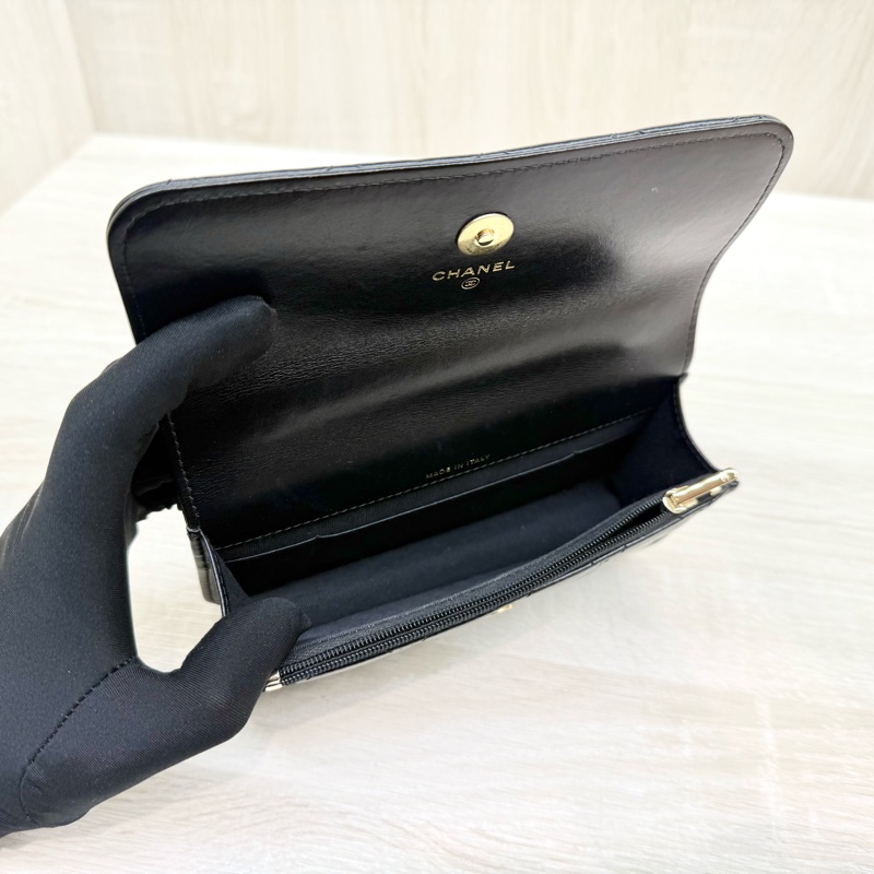 CHANEL 黑金菱格紋小牛皮鏈帶mini手機包AP3242B-8