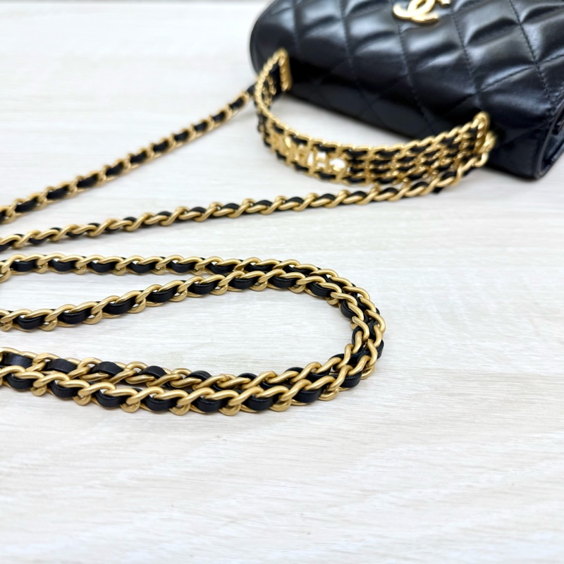 CHANEL 黑金菱格紋小牛皮鏈帶mini手機包AP3242B-12