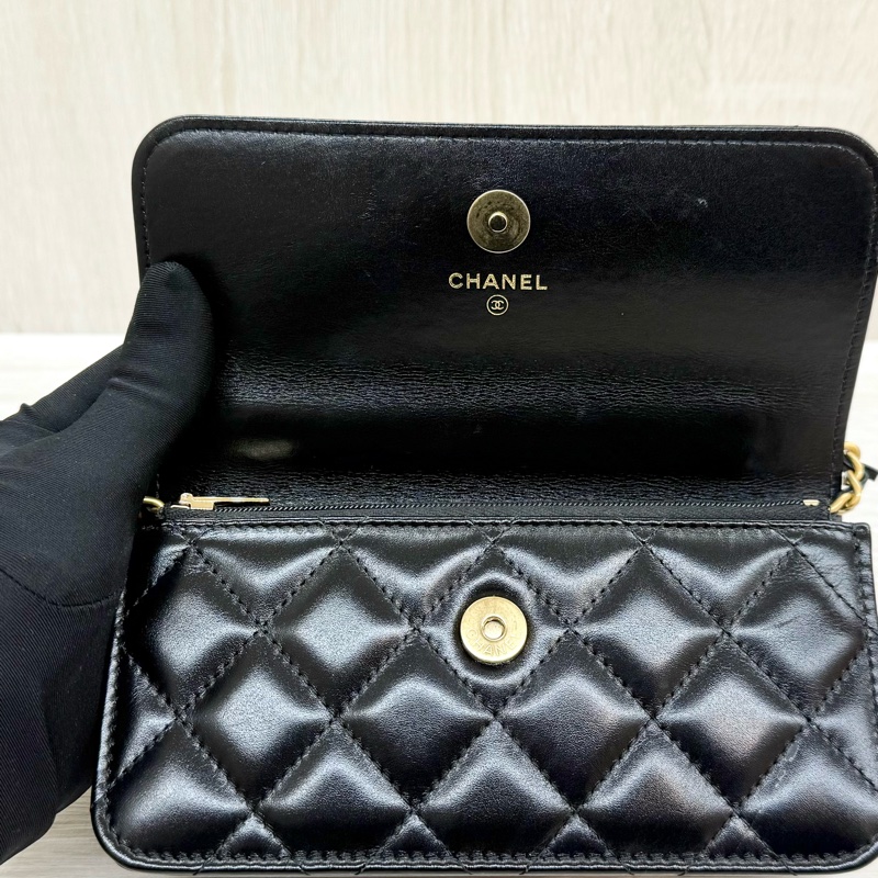 CHANEL 黑金菱格紋小牛皮鏈帶mini手機包AP3242B-14