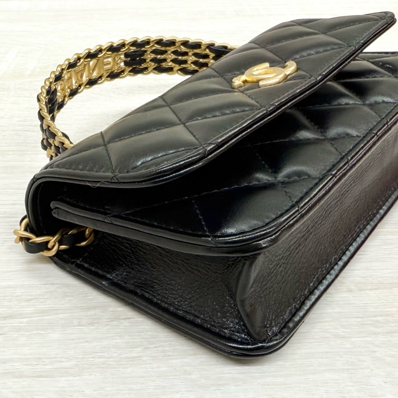 CHANEL 黑金菱格紋小牛皮鏈帶mini手機包AP3242B-15