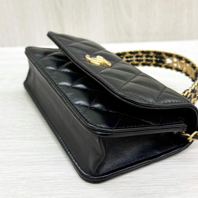 CHANEL 黑金菱格紋小牛皮鏈帶mini手機包AP3242B-16
