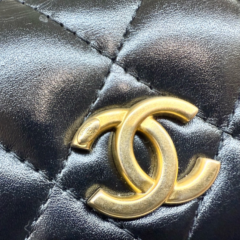 CHANEL 黑金菱格紋小牛皮鏈帶mini手機包AP3242B-17
