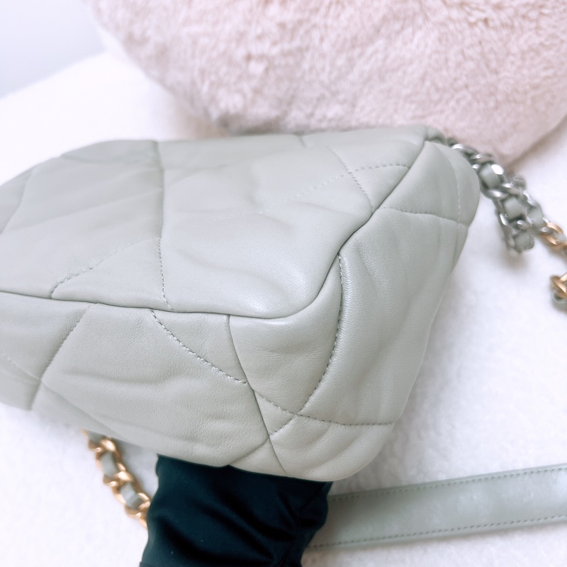 Chanel 19 淺灰色小號-7