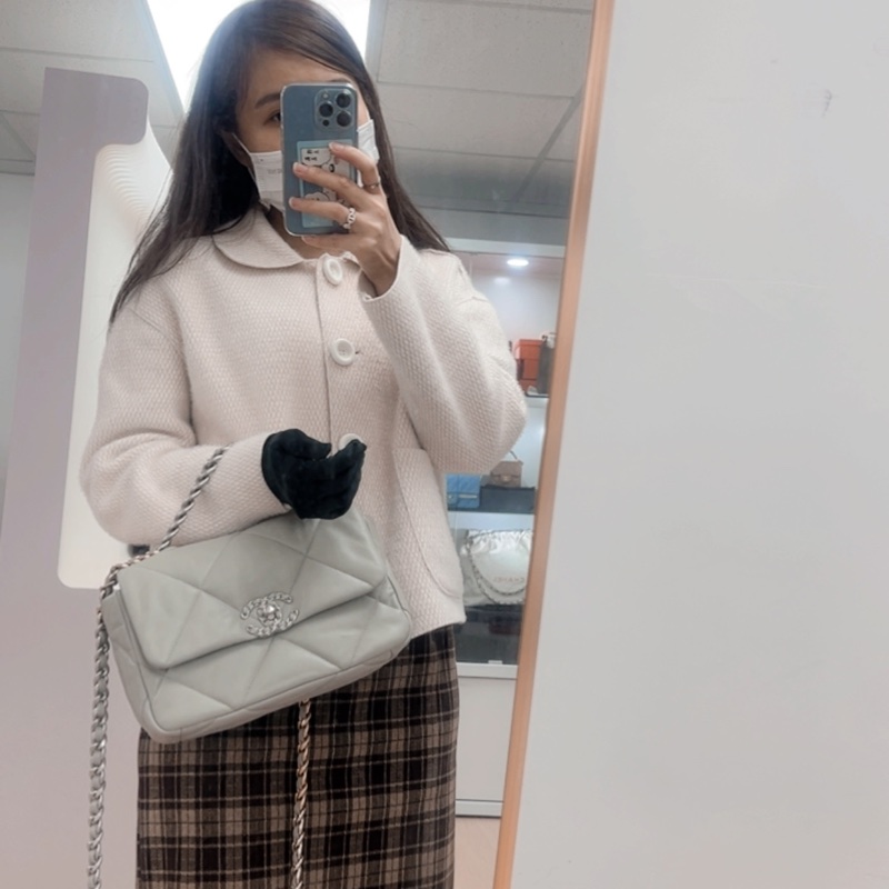 Chanel 19 淺灰色小號-14