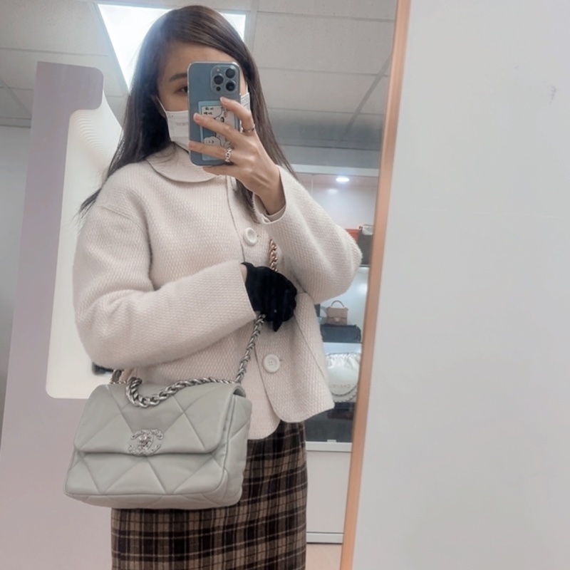 Chanel 19 淺灰色小號-15