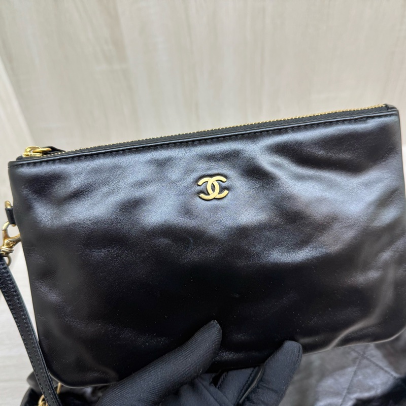 CHANEL黑金小牛皮中號白字樣22包/AS3261-12