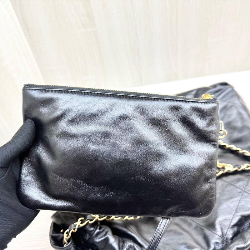 CHANEL黑金小牛皮中號白字樣22包/AS3261-13