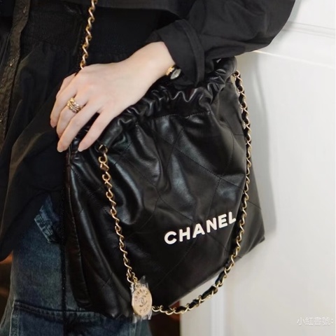 CHANEL黑金小牛皮中號白字樣22包/AS3261