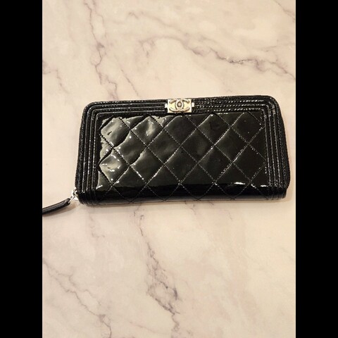 Chanel Boy香奈兒經典款銀扣漆皮拉鍊長夾