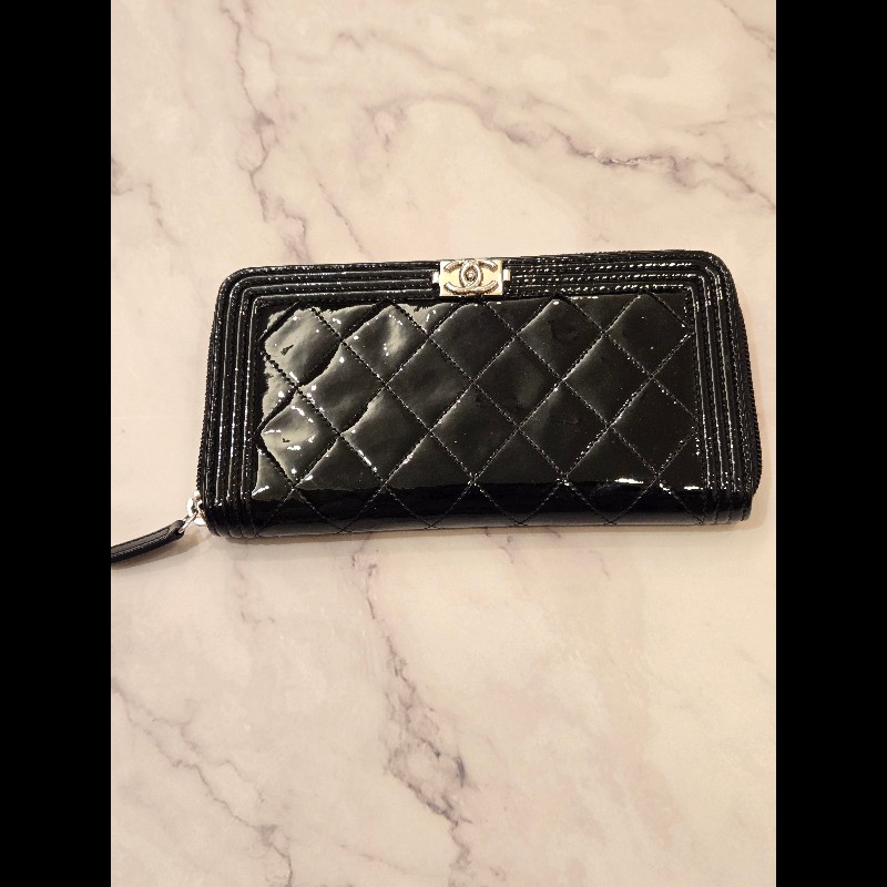 Chanel Boy香奈兒經典款銀扣漆皮拉鍊長夾-0