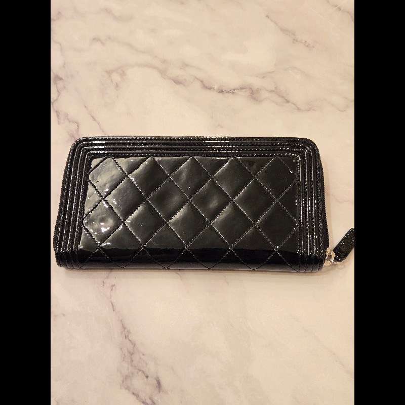 Chanel Boy香奈兒經典款銀扣漆皮拉鍊長夾-1