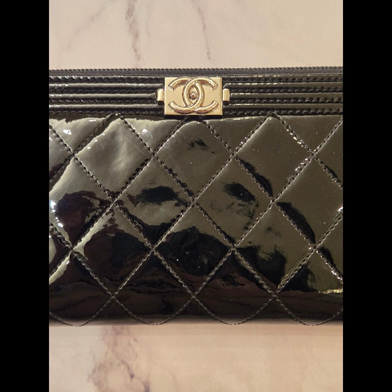 Chanel Boy香奈兒經典款銀扣漆皮拉鍊長夾-2